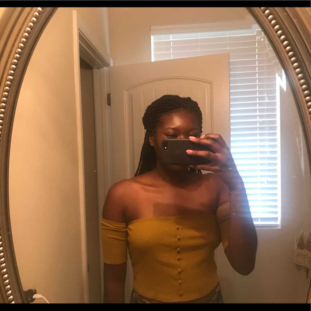 Kimchi Blue Off The Shoulders Crop Top ⚡️